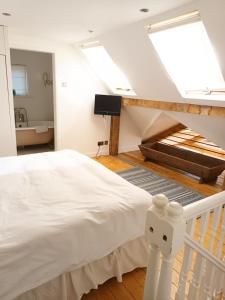 Gallery image of Prestwick Oak - 2 Luxury Ensuite Doubles - Sleeps 4-6 - Rural Quirky Contemporary in Chiddingfold