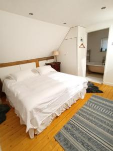 奇丁福德的住宿－Prestwick Oak - 2 Luxury Ensuite Doubles - Sleeps 4-6 - Rural Quirky Contemporary，卧室配有一张白色大床和地毯。