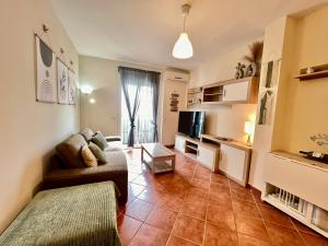salon z kanapą i telewizorem w obiekcie El Muro w mieście Benalmádena