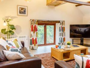 a living room with a couch and a coffee table at 2 Bed in Umberleigh 88605 in Chittlehampton