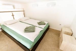 - une chambre avec un lit et 2 serviettes dans l'établissement Bright Design Riverside Studio by NW, à Budapest