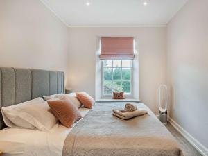 een slaapkamer met een groot bed en 2 handdoeken bij 1 Bed in Earls Colne 92614 in Earls Colne