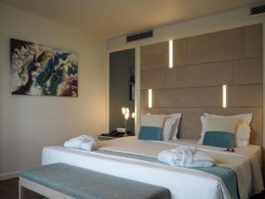 Cama ou camas em um quarto em THE ONE Grand Hotel da Póvoa - by MHMB Hospitality