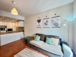 salon z kanapą i kuchnią w obiekcie El Muro w mieście Benalmádena