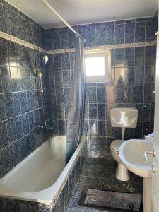Astralis Factory Apartments- FLY في زغرب: حمام مع حوض ومرحاض ومغسلة