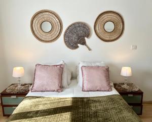 1 dormitorio con 1 cama con 2 mesas y 2 espejos en Villa les cigales - Paisible avec piscine en Mas-Saintes-Puelles