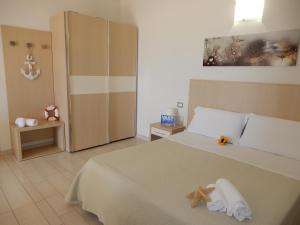 ヴァストにあるHotel San Giorgioのベッドルーム1室(ベッド1台、タオル2枚付)