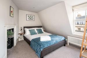 ein kleines Schlafzimmer mit einem Bett und einem Fenster in der Unterkunft Beautiful Central 2 Bed Flat in Bath