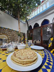 una mesa con un plato de comida. en CampSurf Morocco, en Tamraght Ouzdar