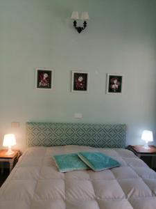 1 dormitorio con 1 cama grande y 2 toallas. en New! La Ginestra,casa vacanze in montagna-Seulo Sardegna, en Seùlo