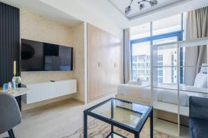 TV a/nebo společenská místnost v ubytování Nasma Luxury Stays - Snug Studio With Balcony and Pool View