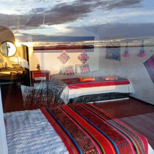 1 dormitorio con 1 cama grande en una habitación en Laguna del Titicaca lodge, en Puno