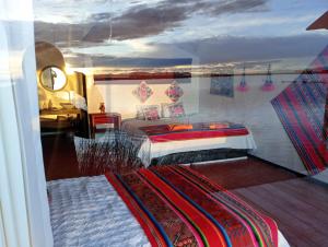 1 dormitorio con 1 cama en una habitación en Laguna del Titicaca lodge, en Puno