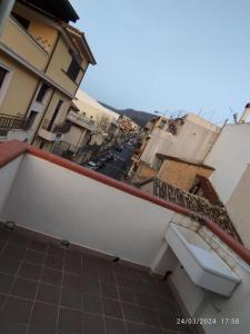 - une vue depuis le balcon d'un bâtiment dans l'établissement Casa dello Stretto, à Scilla