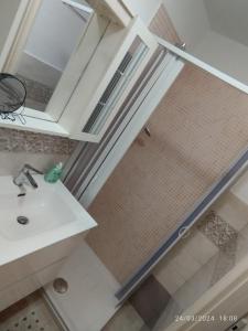 La salle de bains est pourvue d'une douche et d'un lavabo. dans l'établissement Casa dello Stretto, à Scilla