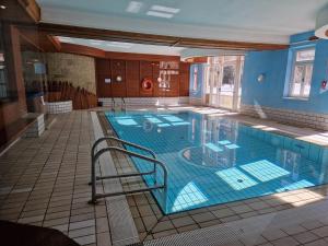 a large swimming pool in a building at Villaggio Turistico Ploner - nel cuore delle Dolomiti tra Cortina e Dobbiaco in Dobbiaco