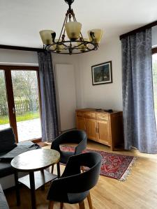 een woonkamer met een bank, stoelen en een tafel bij Urlaub im Grünen in Stahnsdorf