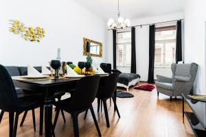ein Wohnzimmer mit einem Esstisch und Stühlen in der Unterkunft Grand Luxury Gold Suite in Prag