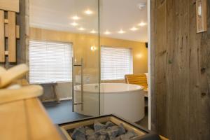 Koupelna v ubytování Hotel Katoen + 30 fotografií