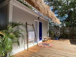 un porche de una casa con terraza de madera en Ysla Cabins en Cabangan