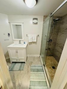 y baño con lavabo y ducha. en Cozy Haven: Modern 2-Bedroom Retreat en Brampton