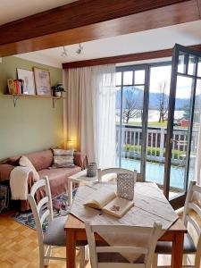 uma sala de estar com uma mesa e um sofá em Ferienwohnung "Glücksplatzerl" em Mondsee