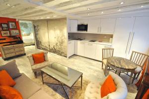 un soggiorno con un divano e un tavolo di Tenderness at Notre Dame, DELACROIX a Parigi