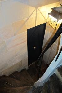 una scala a chiocciola con una scatola nera sul pavimento di Tenderness at Notre Dame, DELACROIX a Parigi