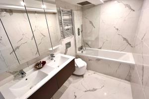 Un baño con lavabo, bañera e inodoro. en Rooftop Triplex with Garden at Notre Dame, en París 31 fotos más