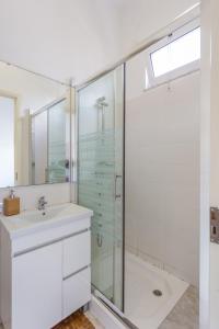 y baño con ducha acristalada y lavamanos. en Be Local - Flat with one bedroom in Moscavide - Lisboa, en Lisboa