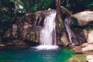 una cascata in mezzo a una piscina d'acqua di Dinimuthu Rest Inn a Wellawaya