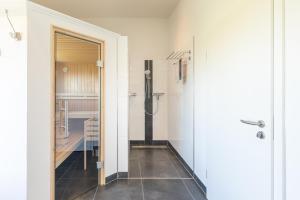 a hallway with a door leading to a kitchen at Hannes Huis in Neukirchen