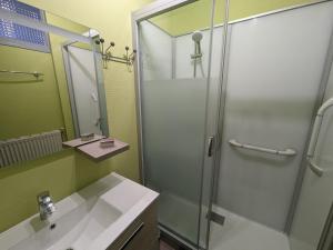 W łazience znajduje się prysznic i biała umywalka. w obiekcie Gîte Montot-sur-Rognon, 3 pièces, 4 personnes - FR-1-611-101 
