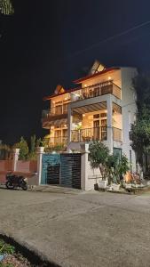 una gran casa blanca con una puerta delante en The Hideout Villa Raiwala Near Rishikesh, en Rāiwāla