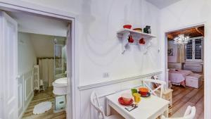 uma casa de banho com WC e uma mesa num quarto em La Casa Bianca with parking and view em Orvieto
