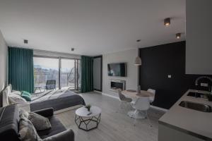 uma sala de estar com um sofá e uma mesa em Apartview Bukowa II by Rent like home em Wisla