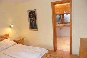 En eller flere senge i et værelse på Apartmán v Lesoparku + 3 billeder