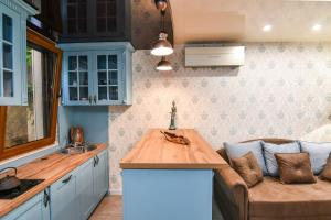 - une cuisine avec un canapé et une table dans une caravane dans l'établissement Olive Coast Apartments, à Herceg-Novi