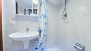 un bagno bianco con lavandino e doccia di Blue Eyes by Ca-Sa Check a Chioggia