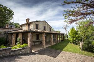 an external view of a stone house with an outdoor patio at B&B Marconi in Montefalcone Appennino