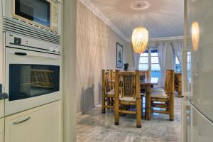 a kitchen and dining room with a table and chairs at Casa Natalie La Marina in Puerto Calero