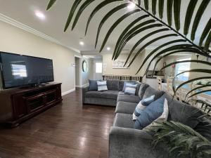 een woonkamer met banken en een flatscreen-tv bij Destination #04 in Anaheim