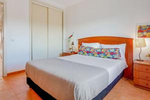 Katil atau katil-katil dalam bilik di Golden 1 BDR Flat W/ Balcony & Pool by LovelyStay