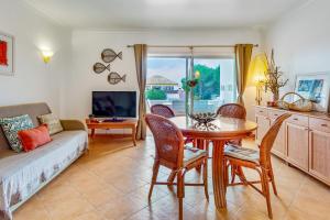 Televisyen dan/atau pusat hiburan di Golden 1 BDR Flat W/ Balcony & Pool by LovelyStay