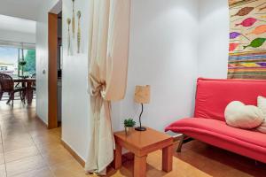 Ruang duduk di Golden 1 BDR Flat W/ Balcony & Pool by LovelyStay +12 gambar