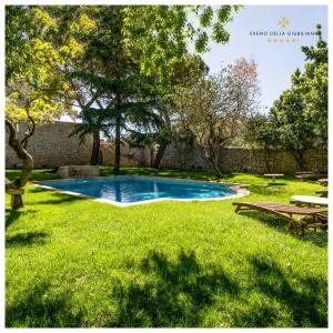 una piscina en medio de un patio en Eremo Della Giubiliana en Ragusa