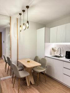 O bucătărie sau chicinetă la Nomad Stay Apartments