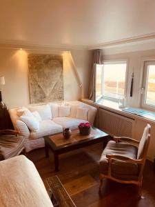 a living room with a white couch and a coffee table at Walters Hof Kampen in Kampen