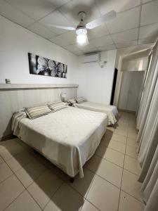 En eller flere senge i et værelse på Hotel Confianza I