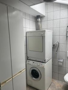 a washing machine in a bathroom with a washer at Haus Dambacher - Arbeiter-Monteurzimmer in Nürtingen